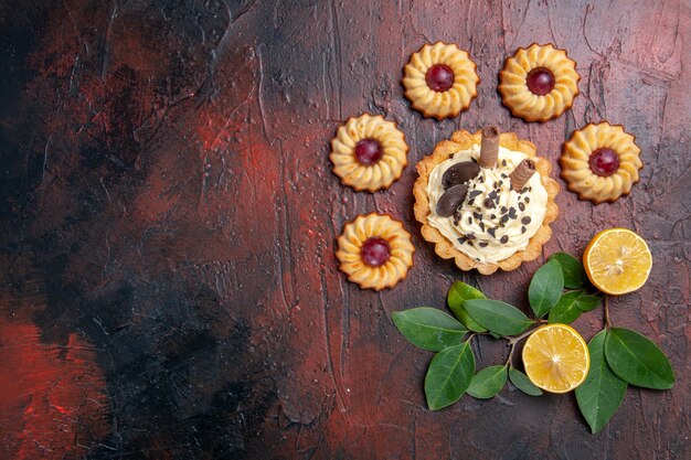 Vista superior delicioso pastel cremoso con galletas en la mesa oscura postre pastel de galleta dulce
