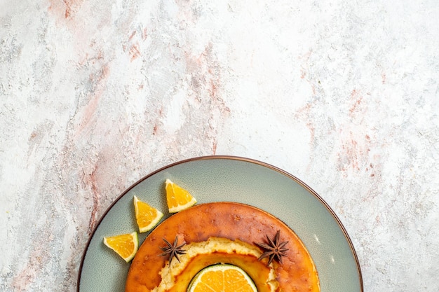 Vista superior delicioso pastel delicioso postre para té con rodajas de naranja sobre fondo blanco pastel de frutas pastel de galletas té postre dulce