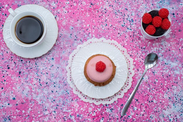 Vista superior del delicioso pastel dulce con crema dentro de la placa con café y frutas frescas en el fondo colorido pastel galleta masa de azúcar hornear color