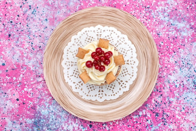 Foto gratuita vista superior del delicioso pastel dulce con crema dentro de la placa en el fondo colorido pastel galleta masa de azúcar hornear color
