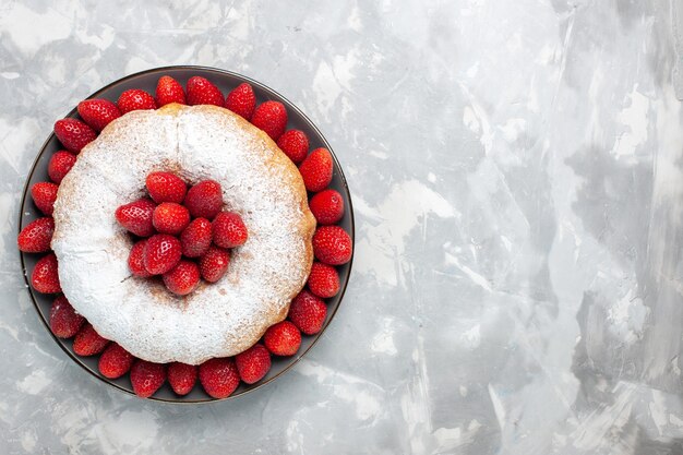 Vista superior delicioso pastel de fresa con azúcar en polvo en blanco
