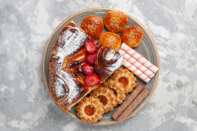 Vista superior delicioso pastel de fresa con galletas y pasteles en superficie blanca galleta pastel de azúcar galleta dulce pastel