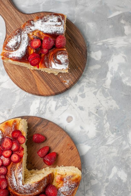 Vista superior delicioso pastel de fresa horneado y delicioso postre en blanco escritorio pastel galleta galletas de azúcar pastel dulce