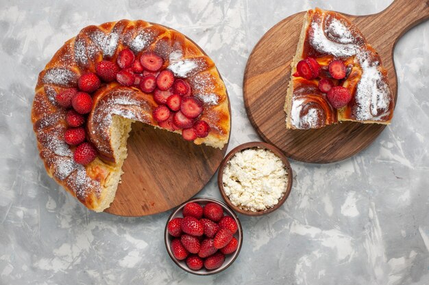 Vista superior delicioso pastel de fresa horneado y delicioso postre con requesón en superficie blanca pastel galleta azúcar galleta dulce hornear pastel