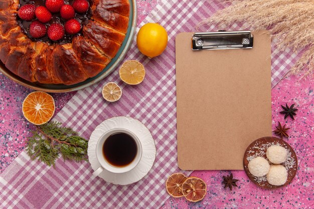 Foto gratuita vista superior delicioso pastel de fresa con té en rosa