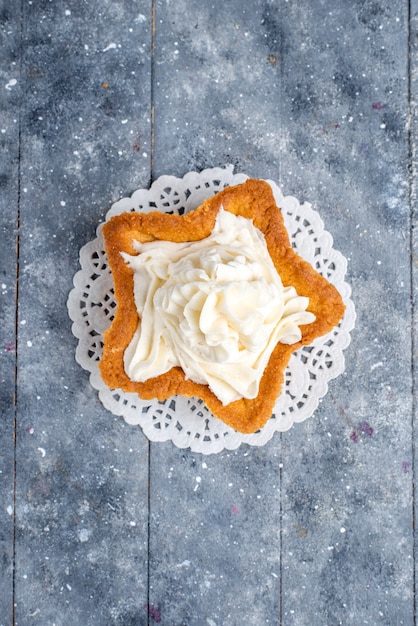 Foto gratuita vista superior del delicioso pastel horneado en forma de estrella con deliciosa crema blanca en el interior de la mesa de luz, crema dulce de azúcar para hornear pasteles