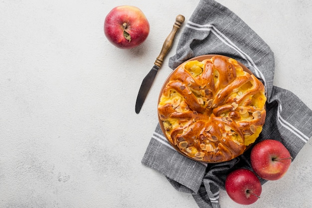 Vista superior delicioso pastel horneado con manzanas