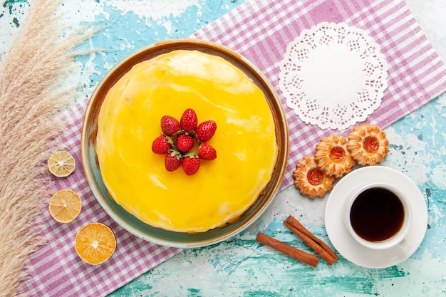 Vista superior delicioso pastel con jarabe amarillo y fresas rojas frescas sobre fondo azul claro pastel de galletas hornear pastel de azúcar dulce galletas de té
