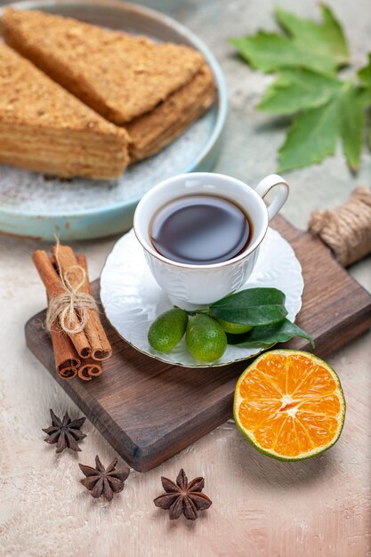 Vista superior delicioso pastel de miel con taza de té a la luz