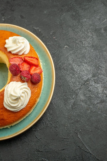 Foto gratuita vista superior delicioso pastel redondo con crema blanca sobre fondo gris pastel de galleta de azúcar galleta pastel té dulce