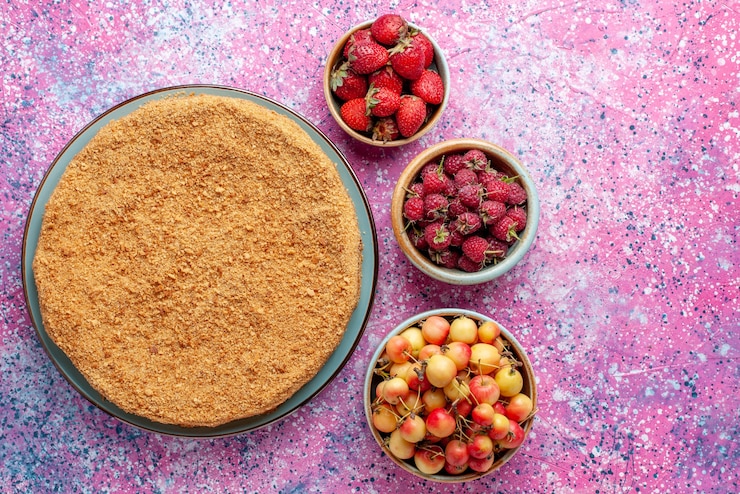 Foto gratuito vista superior delicioso pastel redondo dentro de la placa con frutas en el escritorio rosa brillante pastel pastel galleta dulce hornear azúcar