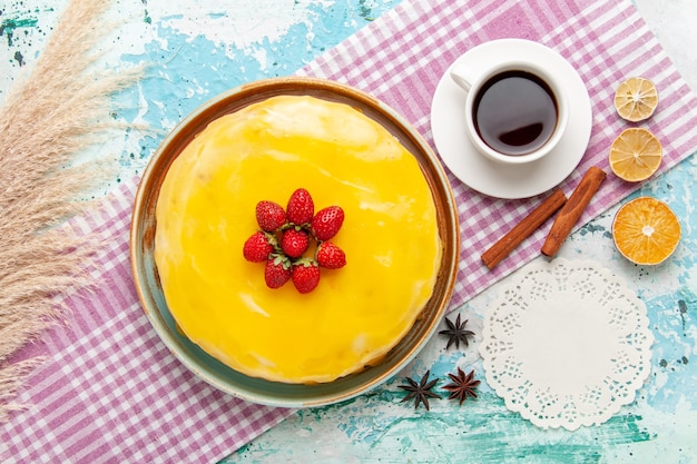 Foto gratuita vista superior delicioso pastel con taza de té en la superficie azul pastel de galletas pastel dulce galletas azúcar té