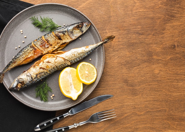 Foto gratuita vista superior delicioso pescado en plato