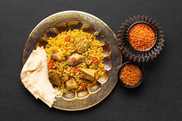 Vista superior delicioso plato de arroz indio