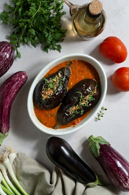 Foto gratuita vista superior delicioso plato de berenjenas bodegón