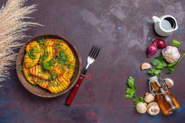 Vista superior del delicioso plato de patatas cocidas con verduras en una superficie oscura hornear cocina plato de comida de cena de patatas