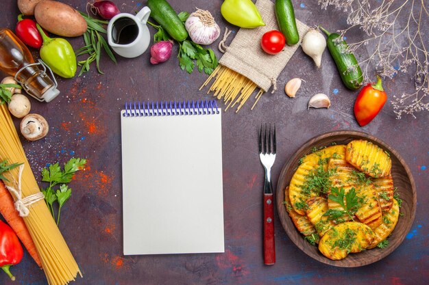 Vista superior del delicioso plato de patatas cocidas con verduras en una superficie oscura, plato de cocina, cena de patata