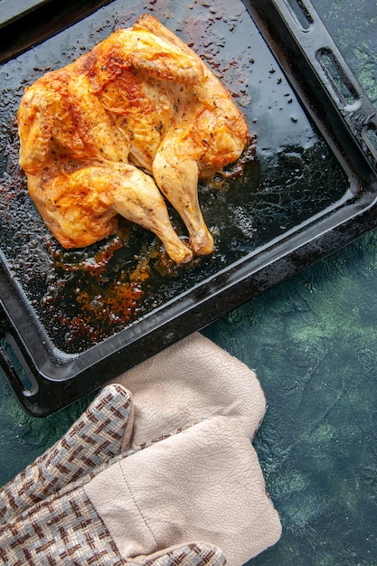 Vista superior delicioso pollo al horno con especias sobre una superficie azul oscuro pimiento picante plato de carne comida cena barbacoa pájaro