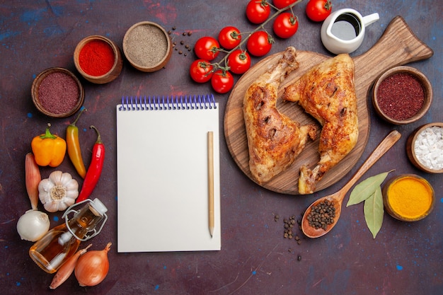 Foto gratuita vista superior delicioso pollo frito con condimentos y verduras en el espacio oscuro