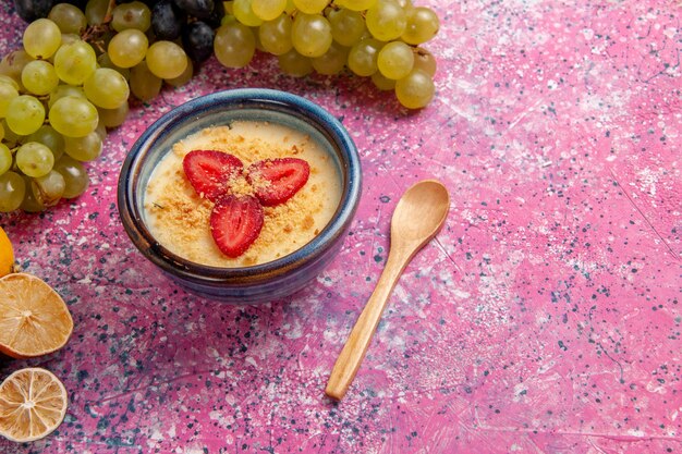 Vista superior delicioso postre cremoso con uvas verdes frescas sobre el fondo rosa claro postre helado baya crema frutas dulces