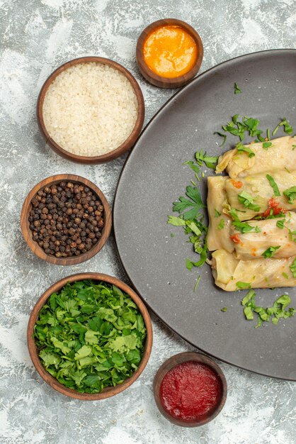 Vista superior del delicioso repollo dolma consiste en carne molida con verduras sobre fondo blanco plato de comida de aceite de calorías de cena de carne