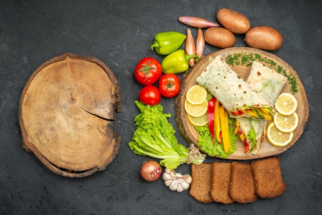 Vista superior del delicioso sándwich de carne shaurma en rodajas con pan y verduras