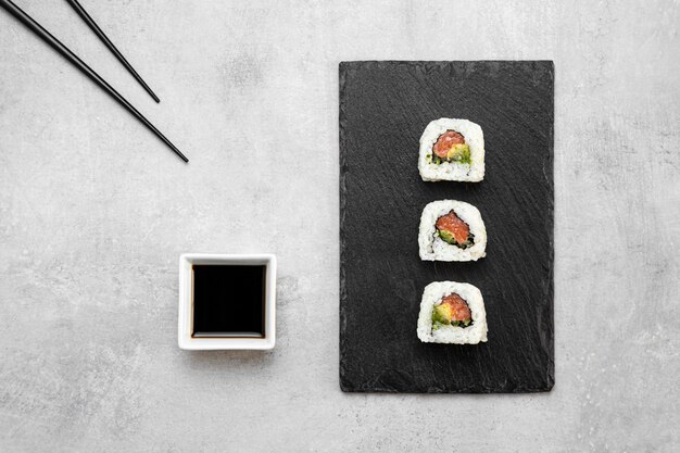 Vista superior delicioso sushi a bordo