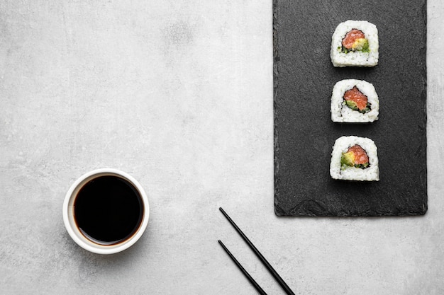 Foto gratuita vista superior de delicioso sushi a bordo