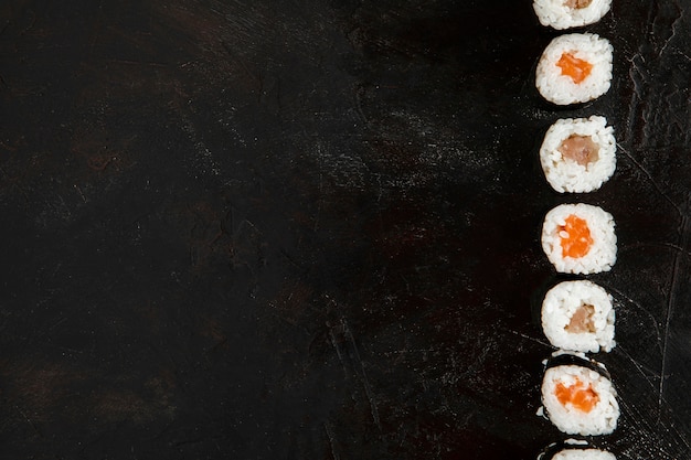 Vista superior del delicioso sushi con espacio de copia