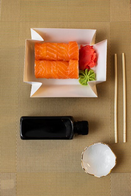 Vista superior delicioso sushi en mesa