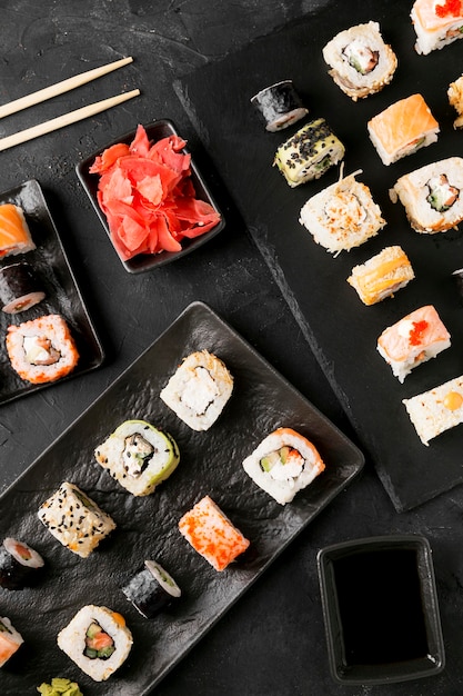 Vista superior delicioso sushi con palillos