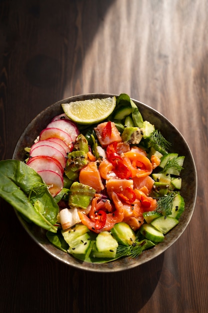 Foto gratuita vista superior delicioso tazón de salmón en el interior