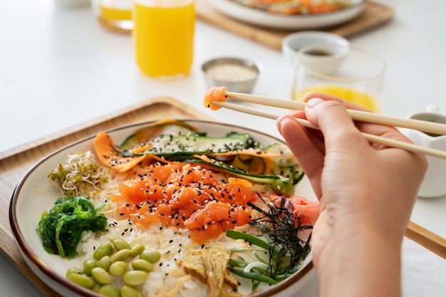 Foto gratuita vista superior del delicioso tazón de salmón