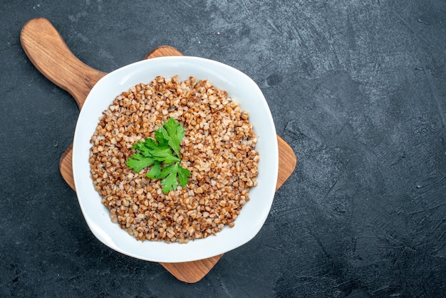 Vista superior delicioso trigo sarraceno cocido en piso gris cena almuerzo comida comida verduras