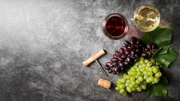 Vista superior delicioso vino orgánico y uvas.