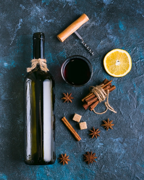 Foto gratuita vista superior delicioso vino tinto y limón