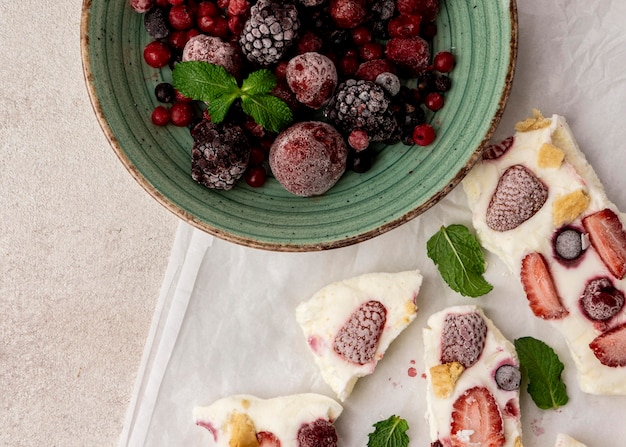 Vista superior del delicioso yogur de frutas congeladas