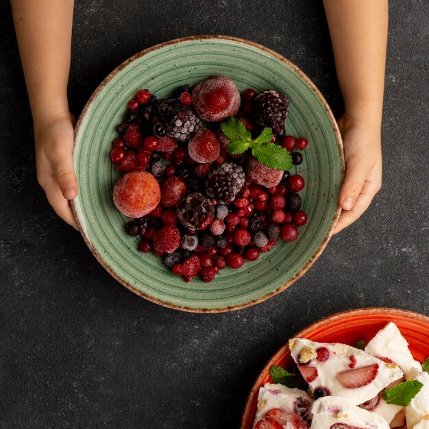 Vista superior del delicioso yogur de frutas congeladas