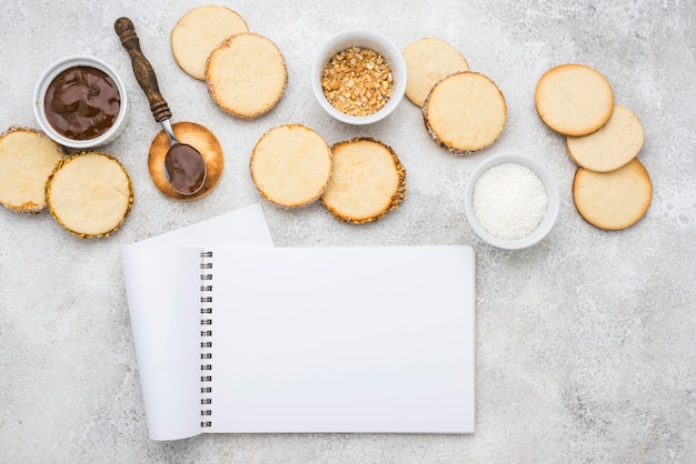 Vista superior de deliciosos alfajores con espacio de copia