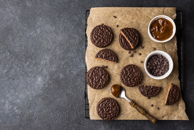 Vista superior de deliciosos alfajores con espacio de copia