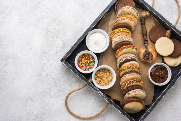 Vista superior de deliciosos alfajores con espacio de copia