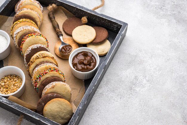 Vista superior de deliciosos alfajores con espacio de copia