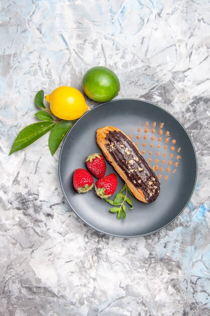 Vista superior deliciosos canutillos de chocolate con fresas en galletas de pastel de postre ligero