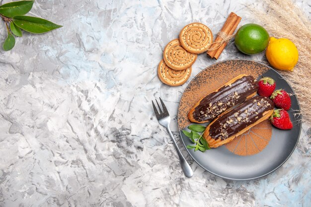 Vista superior deliciosos canutillos de chocolate con galletas en la mesa de luz postre pastel de galleta