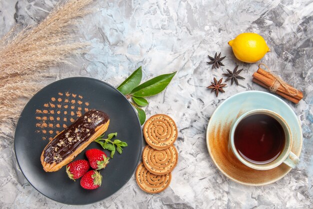 Vista superior deliciosos canutillos de chocolate con taza de té en un postre de galleta de galleta ligera