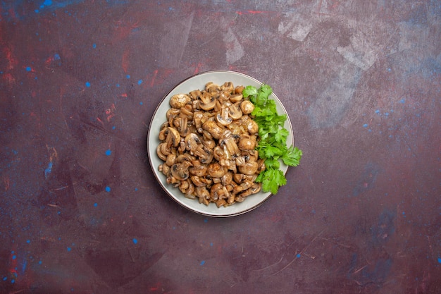 Vista superior deliciosos champiñones cocidos con verduras en el fondo oscuro comida plato cena comida de plantas silvestres