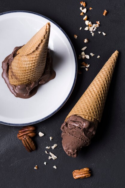 Vista superior deliciosos conos de helado con chocolate
