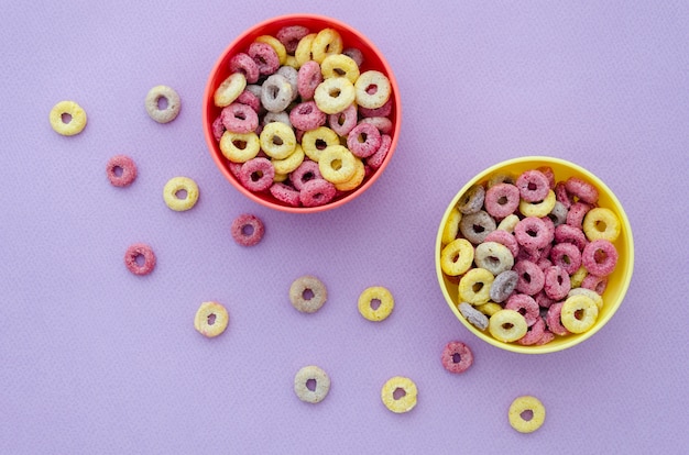 Vista superior deliciosos cuencos de bucles de cereales de frutas