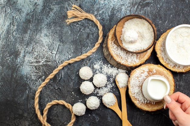 Vista superior deliciosos dulces de coco sobre un fondo oscuro regalo de té de color dulce regalo pareja día de san valentín foto amor