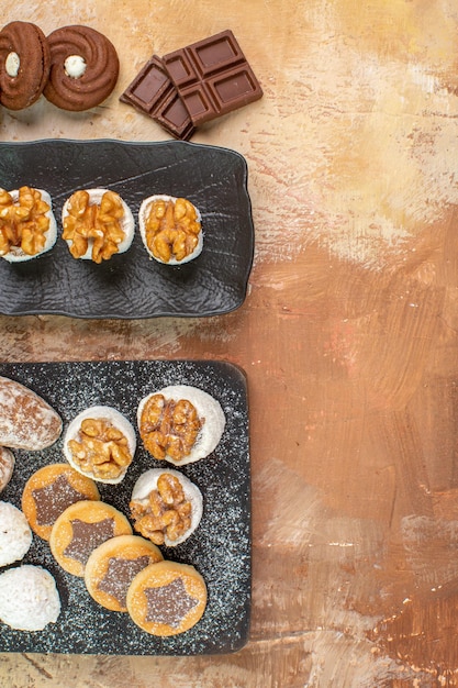 Foto gratuita vista superior deliciosos dulces con galletas y caramelos en el escritorio de madera